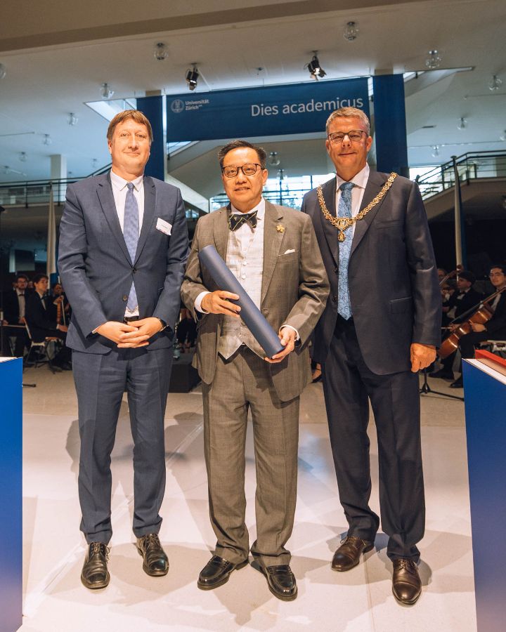 Prof. Chong Yap Seng wird zum Ehrendoktor der Medizinischen Fakultät ernannt.